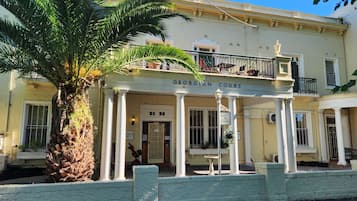 Vista frontal de la propiedad