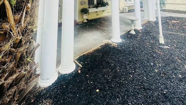 Un edificio con fachada clásica, que presenta columnas y un balcón.