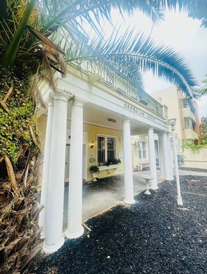 Exterior - Georgian Court Inn (East Melbourne)