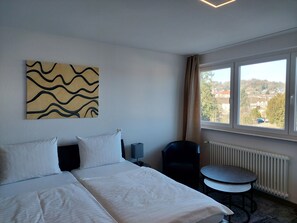 Tweepersoonskamer | Een minibar, een bureau, gratis wifi, beddengoed