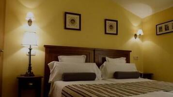 Chambre Double | Décoration personnalisée, bureau, Wi-Fi gratuit