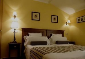 Camera doppia | Con stile personalizzato, una scrivania, Wi-Fi gratuito