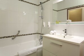 Habitación doble superior, 1 cama de matrimonio, bañera, vistas al jardín | Baño | Ducha, artículos de higiene personal gratuitos y secador de pelo