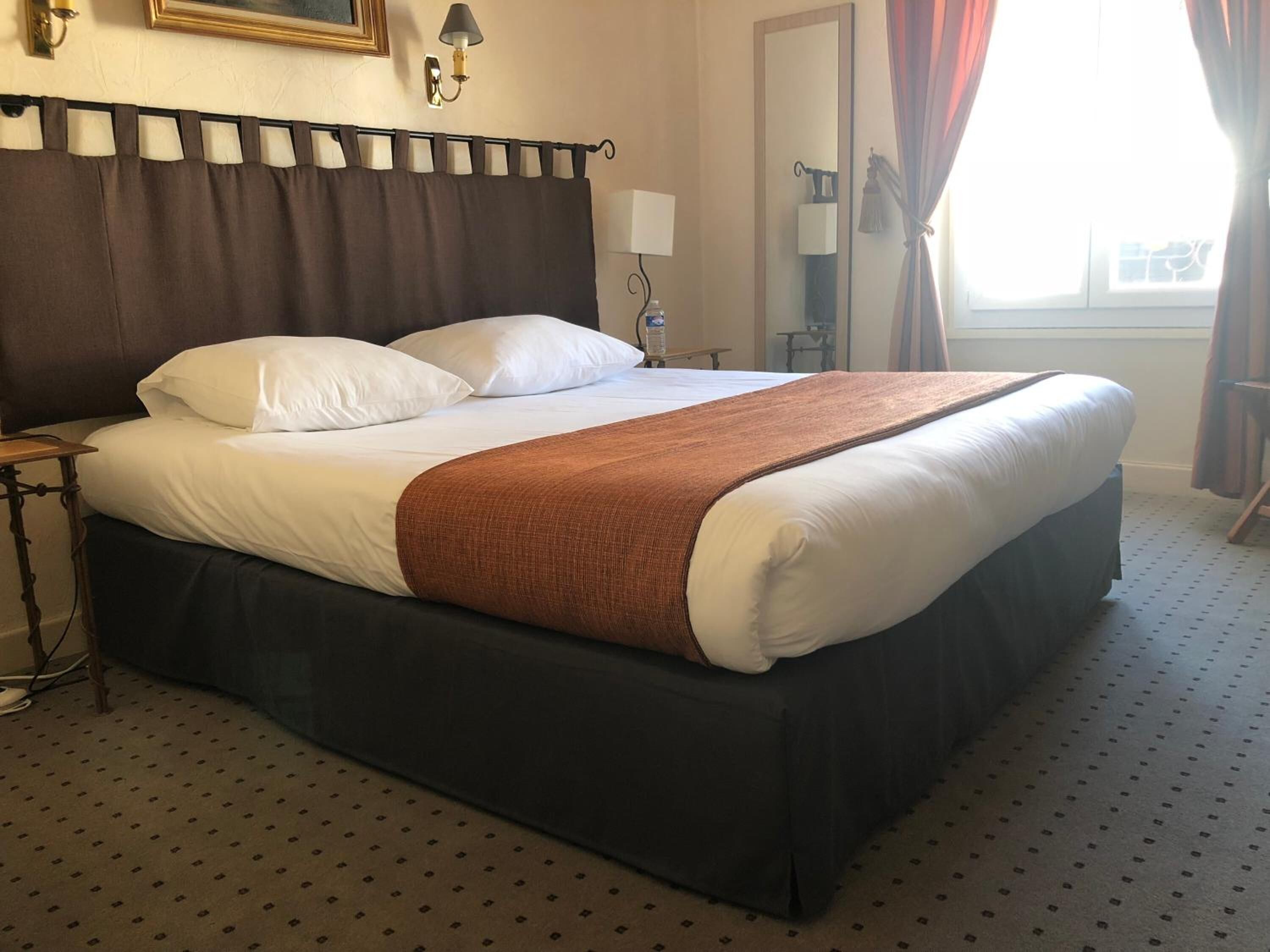 desk, soundproofing, iron/ironing board, free wifi