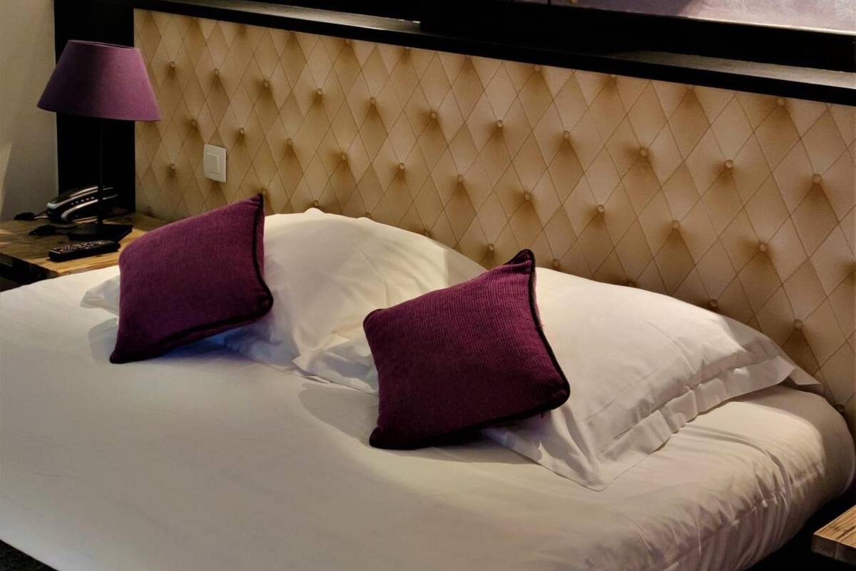 desk, soundproofing, iron/ironing board, free wifi