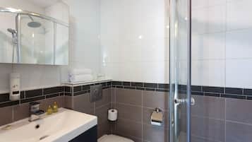 Habitación doble superior, 1 cama de matrimonio, bañera, vistas al jardín | Baño | Ducha, artículos de higiene personal gratuitos y secador de pelo