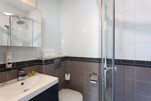 Superior tweepersoonskamer, 1 queensize bed, bad, uitzicht op tuin | Badkamer | Een douche, gratis toiletartikelen, een haardroger, handdoeken