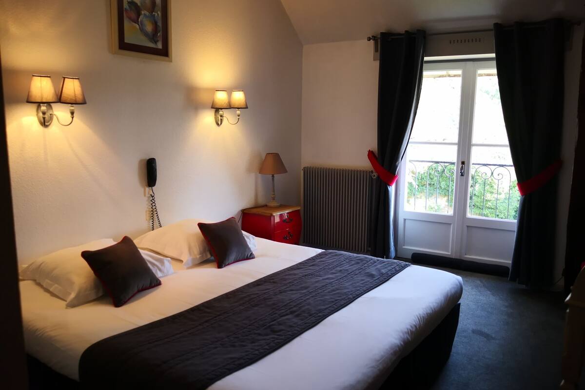 superior double room, 1 queen bed, bathtub, garden view | desk, soundproofing, iron/ironing board, free wifi