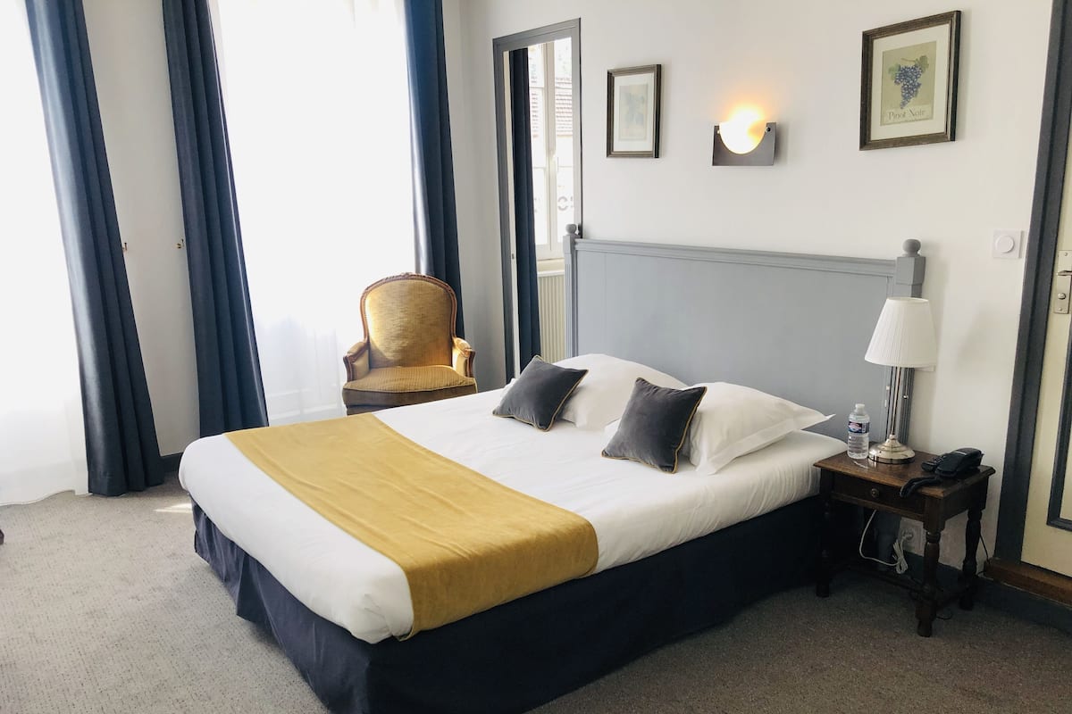 Chambre triple | Bureau, systĂšme dâinsonorisation, fer et planche Ă repasser