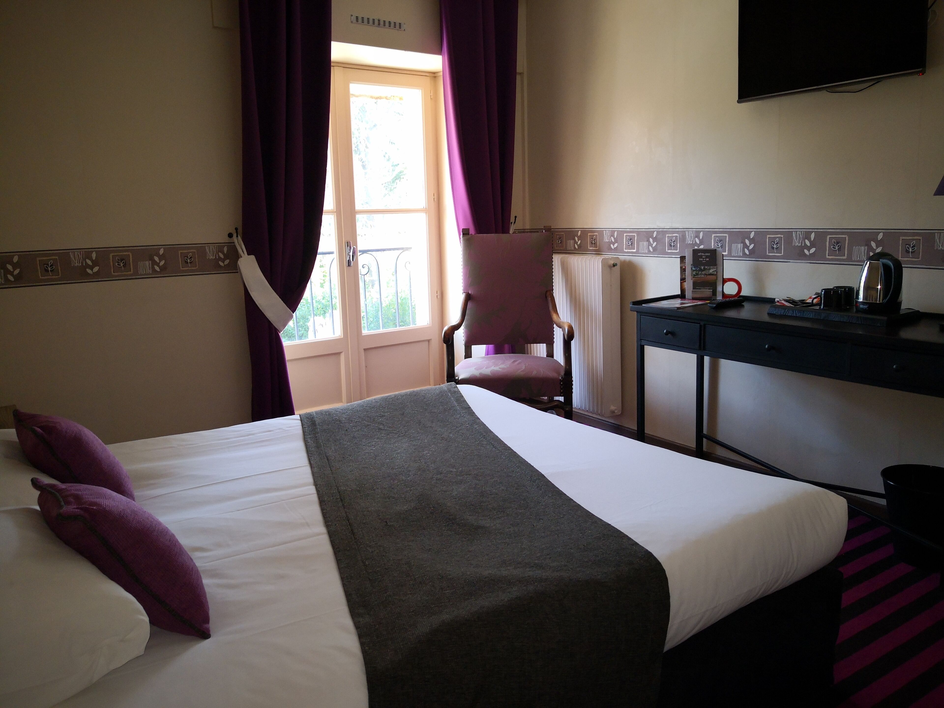 superior double room, 1 queen bed, bathtub, garden view | desk, soundproofing, iron/ironing board, free wifi