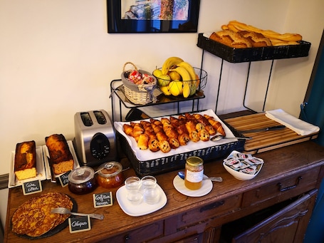 Daily buffet breakfast for a fee. Hôtellerie du Val d'Or