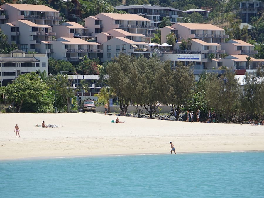 Una piscina al aire libre, sillones reclinables de piscina