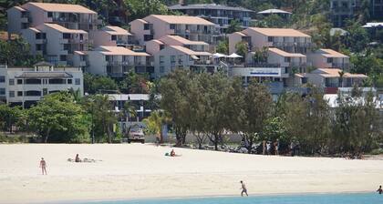 Airlie Seaview Apartments