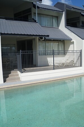 室外�游泳池，日光浴躺椅