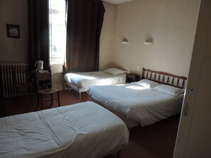 Quadruple Room | Desk, iron/ironing board, free WiFi