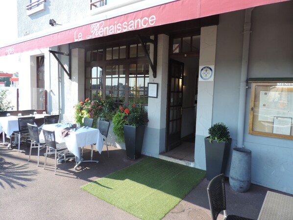 Breakfast, lunch, dinner served; French cuisine