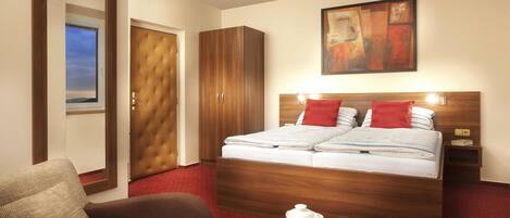 Sengetøy av topp kvalitet, senger med Select Comfort-madrass og minibar