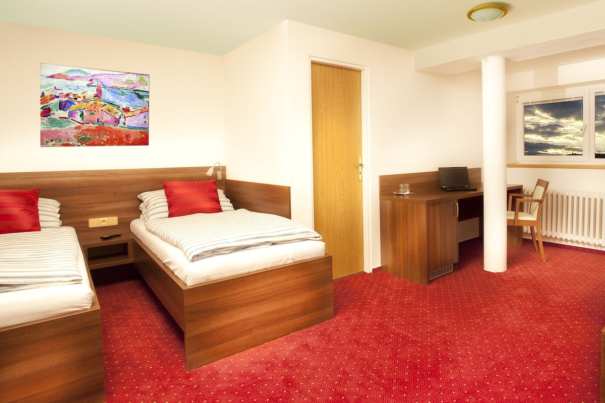 Chambre avec lits jumeaux | Literie de qualité, lit avec matelas Select Comfort, minibar