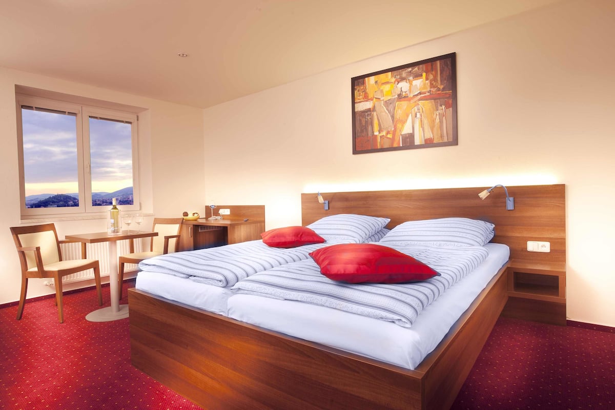 Chambre double | Literie de qualité, lit avec matelas Select Comfort, minibar