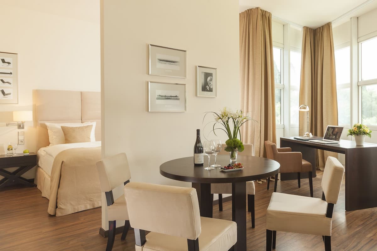 1 phòng ngủ, minibar, két bảo mật tại phòng, bàn