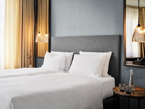 Minibar, brankas, meja kerja, dan tirai kedap cahaya