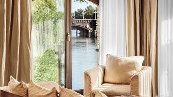 Minibar, caja de seguridad en la habitación y escritorio