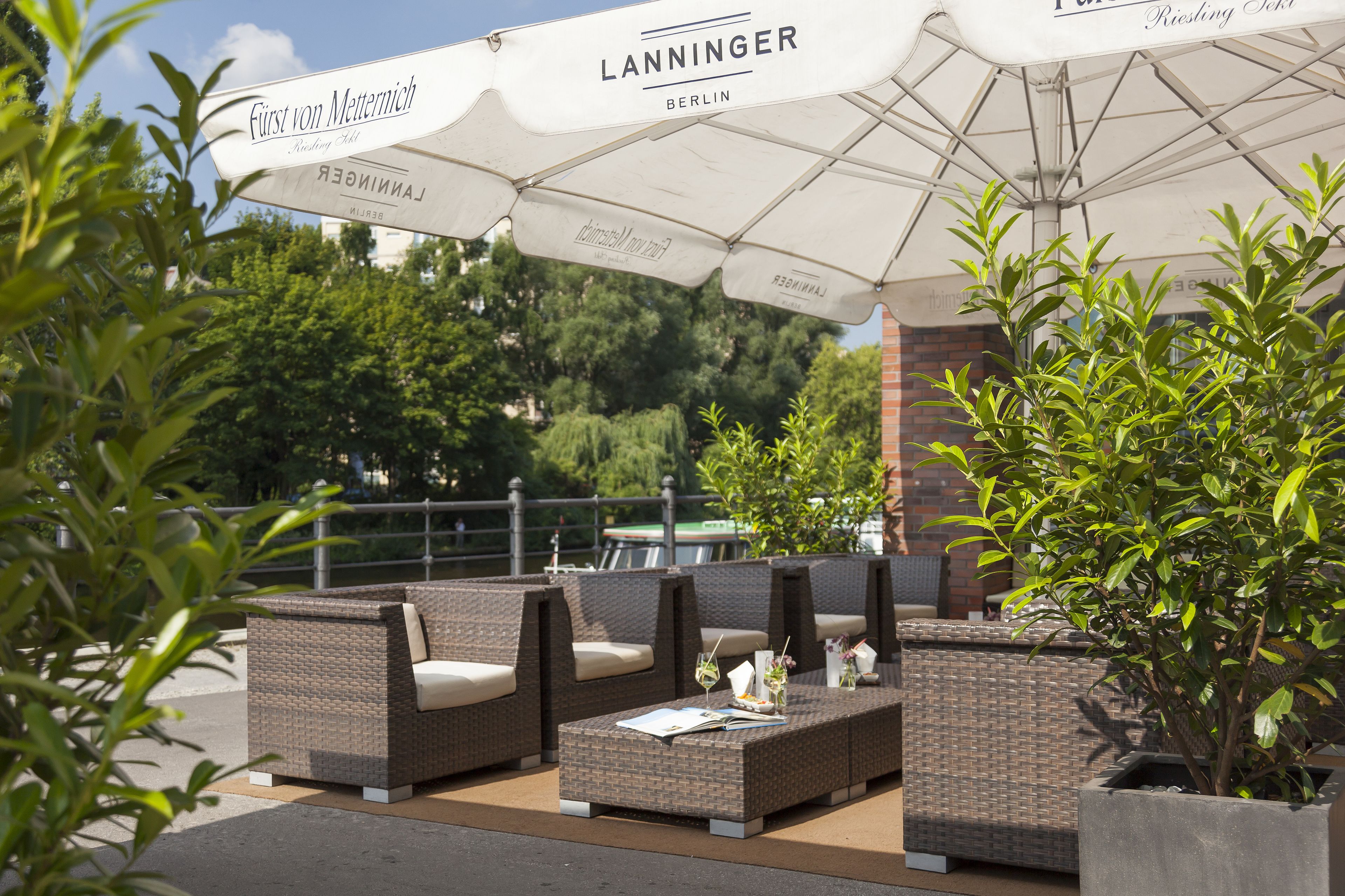 lunch, dinner served; international cuisine, al fresco dining