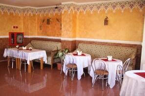 Free daily continental breakfast - Sir Lujerului (Bucharest)