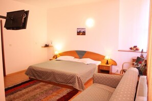 Soundproofing, iron/ironing board, free WiFi - Sir Lujerului (Bucharest)