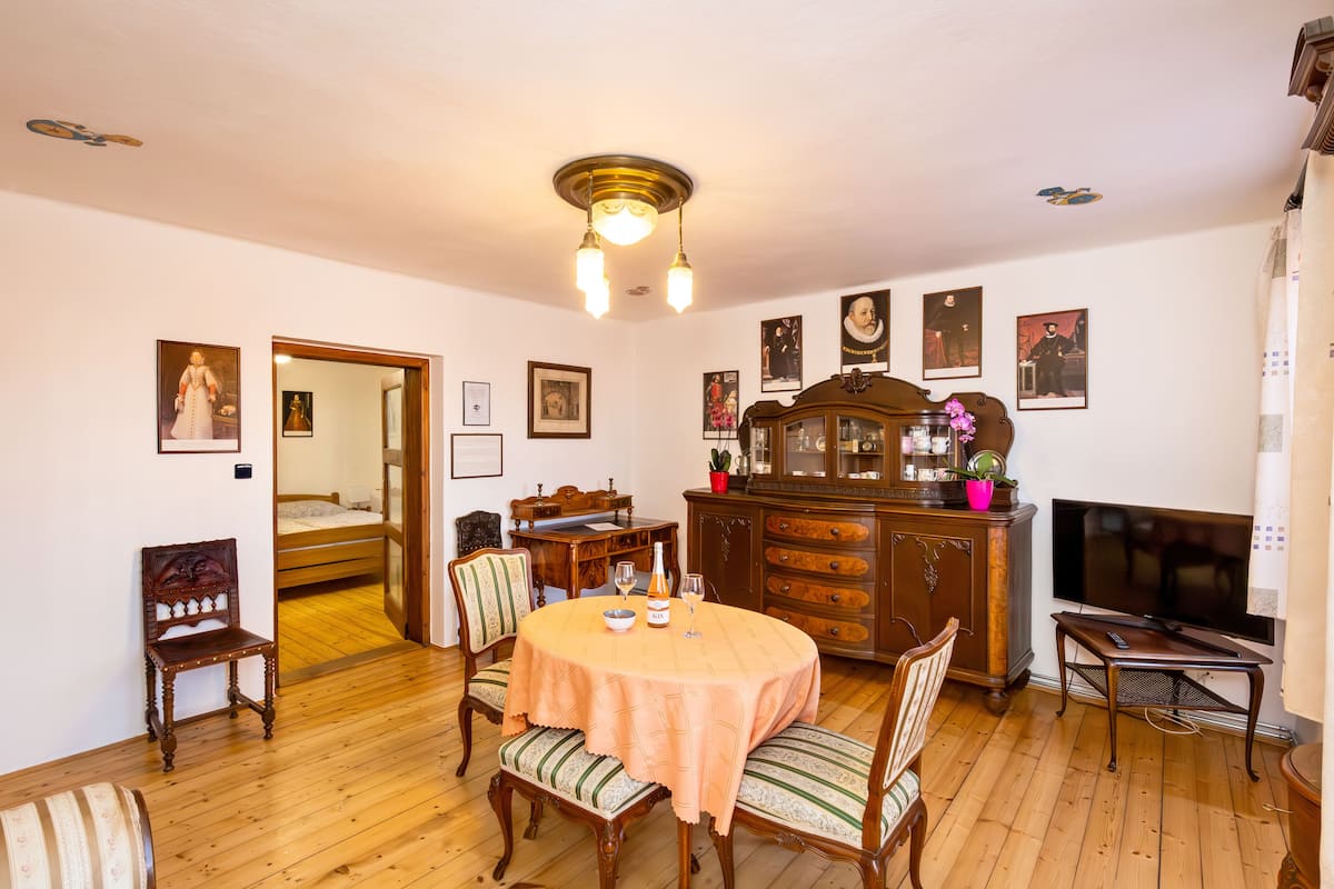 Suite, vistas a la ciudad | Escritorio, cortinas opacas, wifi gratis y ropa de cama