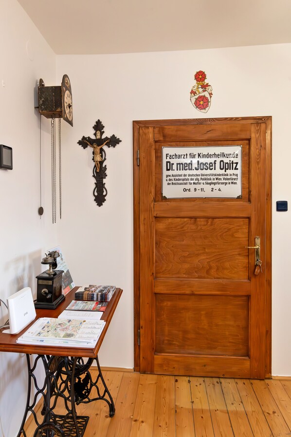 Una puerta de madera con un letrero que indica una clínica pediátrica.