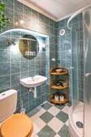 Tweepersoonskamer | Badkamer | Een diep bad, gratis toiletartikelen, een haardroger, handdoeken