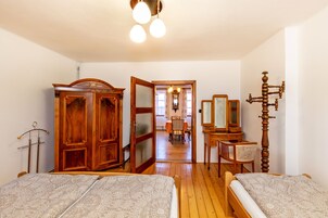 Escritorio, cortinas blackout, wifi gratis y ropa de cama 