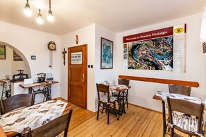 Kaffetrakter/tekoker og spisebord