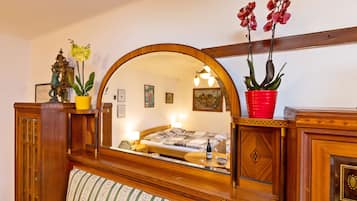 Habitación doble superior | Escritorio, cortinas blackout, wifi gratis y ropa de cama
