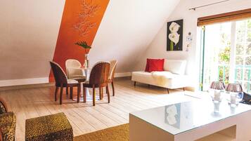 Loft Suite | Living room | 45-cm LCD TV with satellite channels, Netflix, books