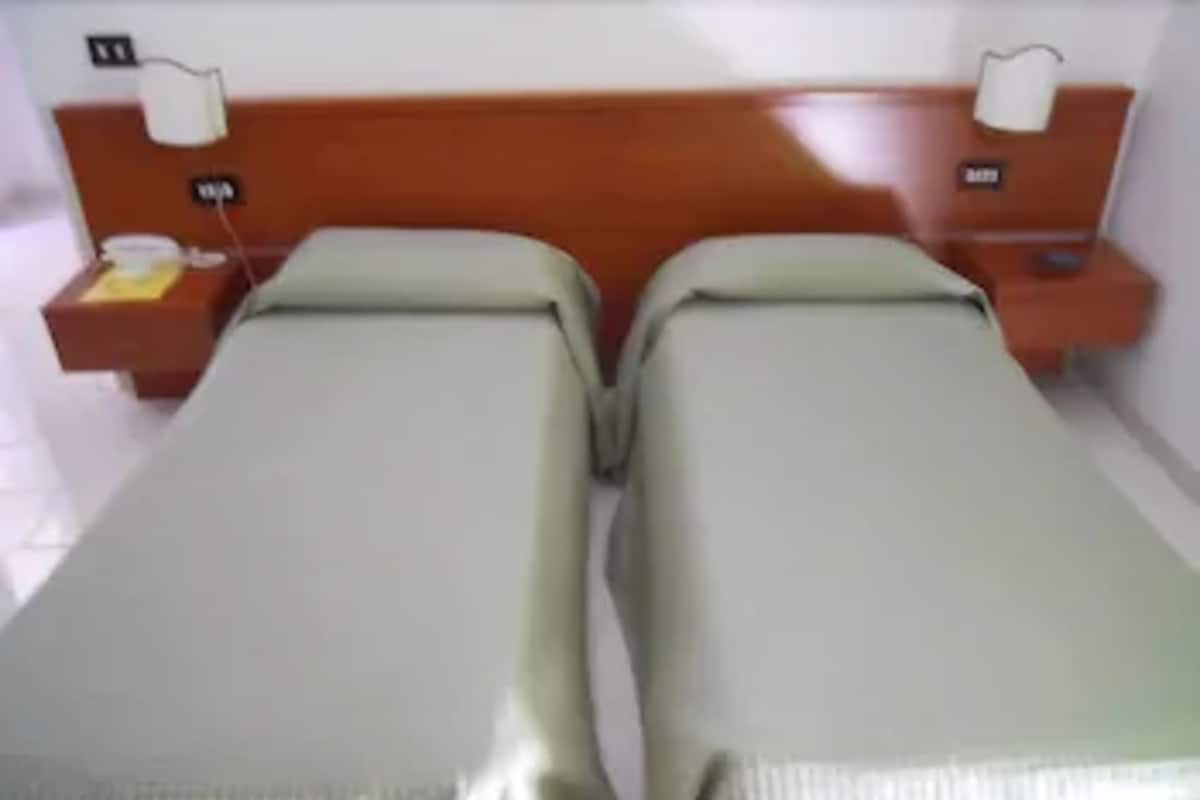 Twin kamer | Een minibar, geluiddichte muren, babybedden, extra bedden