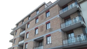 A multi-story hotel with a brick facade, balconies, and a sign for 'Hotel Trachitto'. - Hotel Traghetto (Civitavecchia)