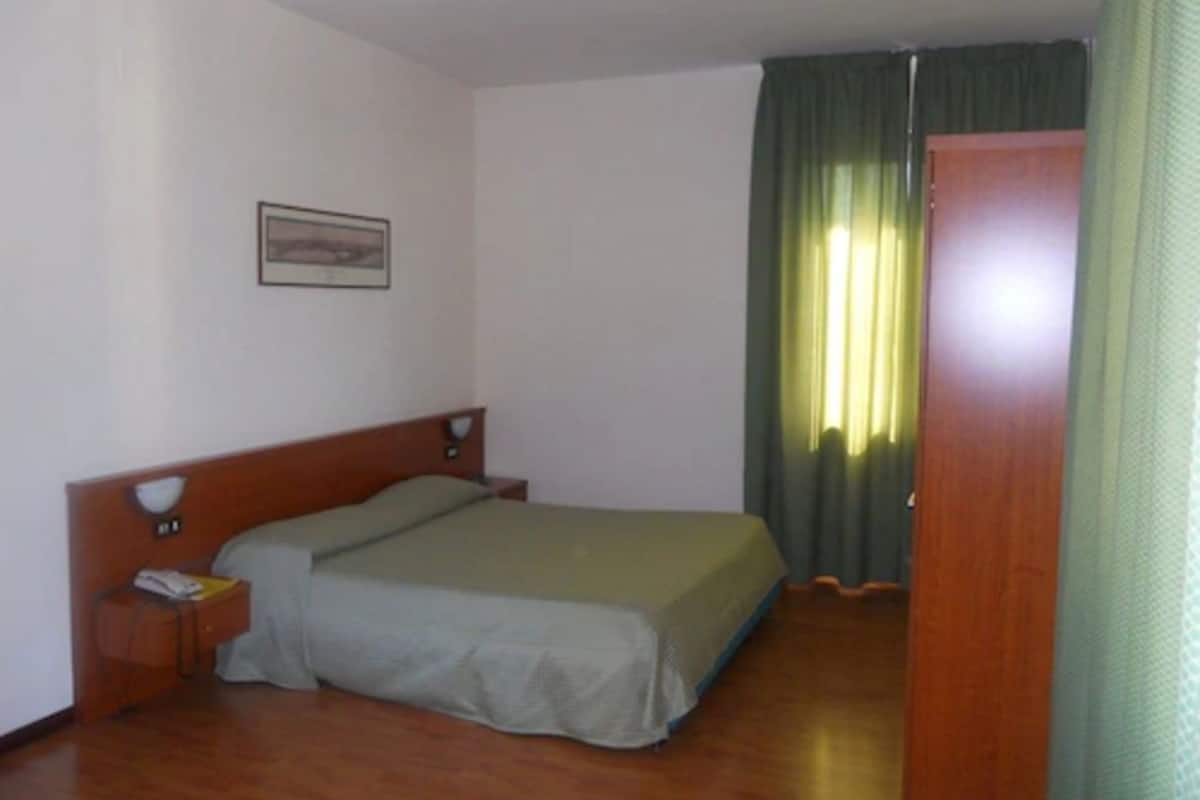 Een minibar, geluiddichte muren, babybedden, extra bedden
