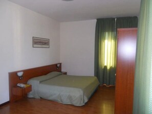 Minibar, soundproofing, cribs/infant beds, rollaway beds - Hotel Traghetto (Civitavecchia)