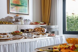 每日供应自助式早餐(每人 EUR 10)