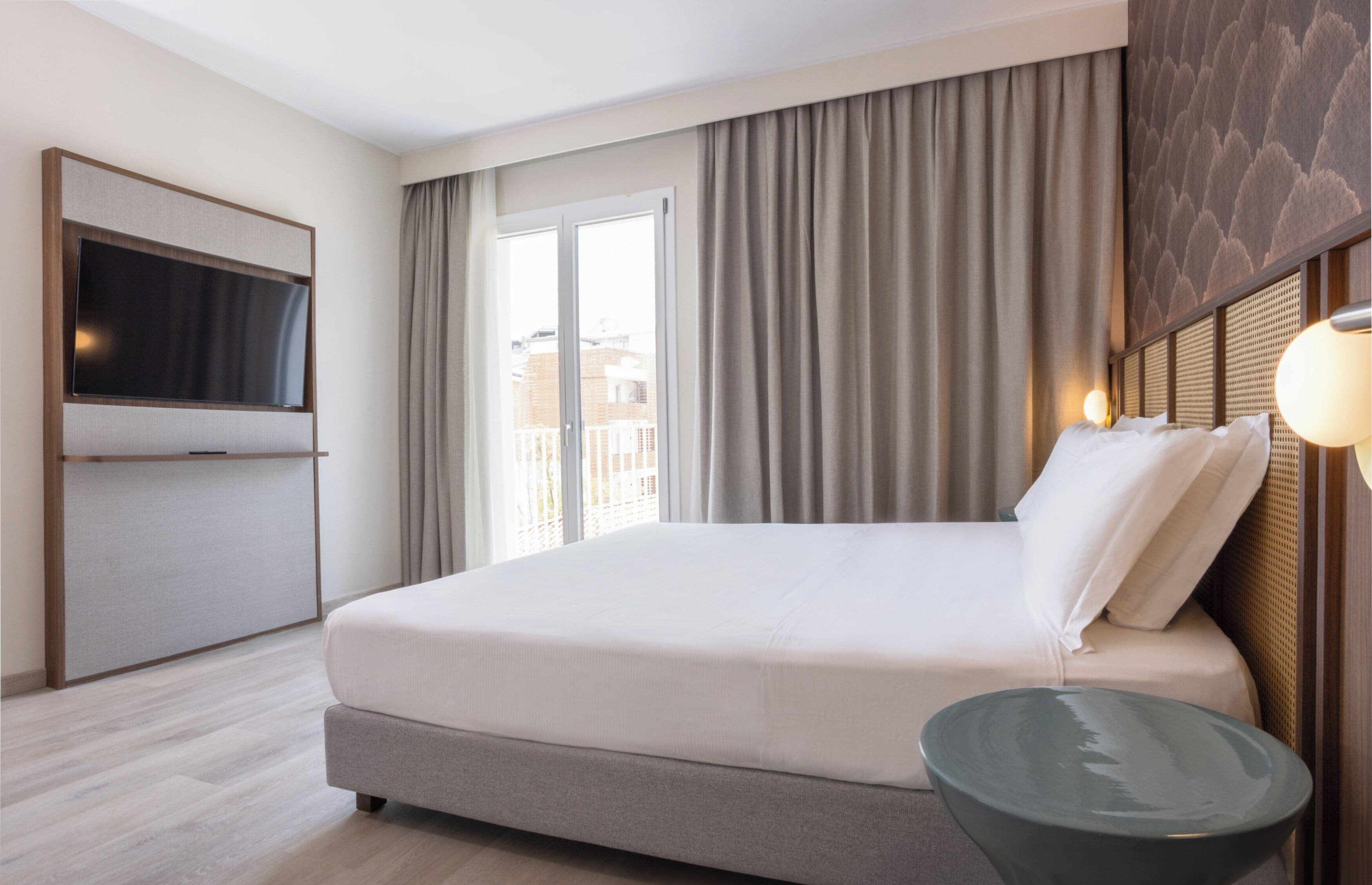 Habitación doble Deluxe, balcón | Edredón, caja de seguridad en la habitación y escritorio 