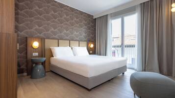 Deluxe-Doppelzimmer, Balkon | Daunenbettdecken, Zimmersafe, Schreibtisch, schallisolierte Zimmer