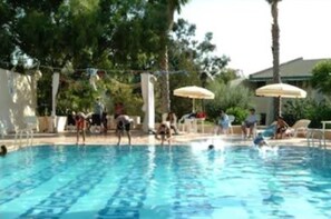 Outdoor pool - Hotel Moulay Yacoub (Sebaa Rouadi)
