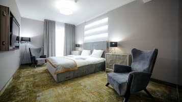 Deluxe Apartment | Minibar, in-room safe, iron/ironing board, free cribs/infant beds