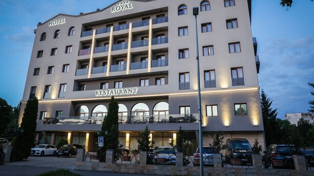 Um hotel com restaurante e bar de vidro.