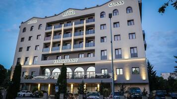 Vista frontal de la propiedad