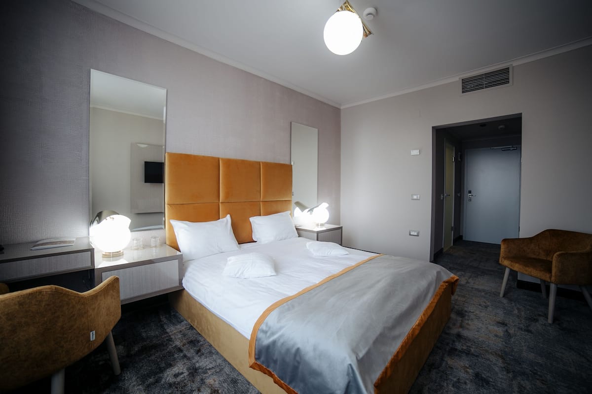 Chambre double | Minibar, coffre-fort, fer et planche à repasser, lit de bébé (gratuit)