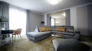 Departamento Deluxe | Minibar y caja de seguridad en la habitación