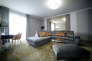 Deluxe Apartment | Minibar, in-room safe, iron/ironing board, free cribs/infant beds - Hotel Royal Class (Cluj-Napoca)